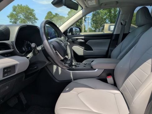 Used 2023 Toyota Highlander XLE FWD image 16