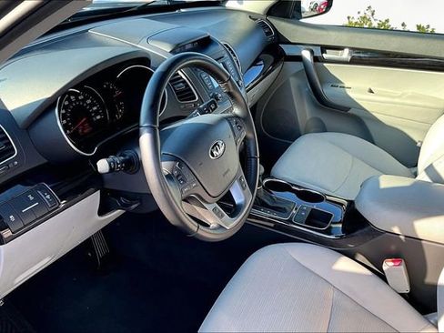 Used 2015 Kia Sorento LX image 12