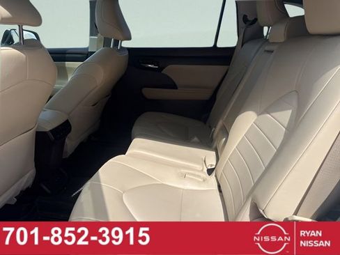 Used 2022 Toyota Highlander XLE AWD/4WD image 11