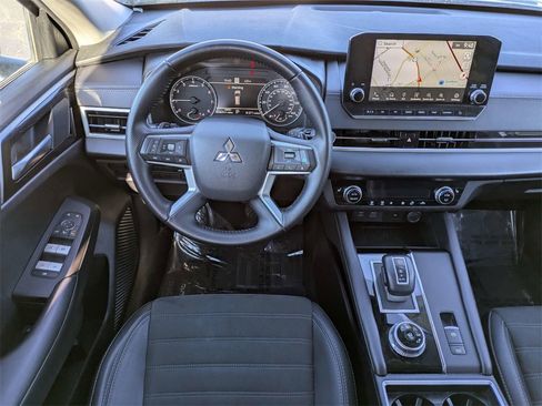 Used 2024 Mitsubishi Outlander SE image 17