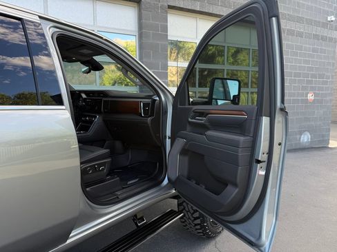 Used 2025 GMC Sierra 3500 Denali w/ Denali Reserve Package AWD/4WD image 49