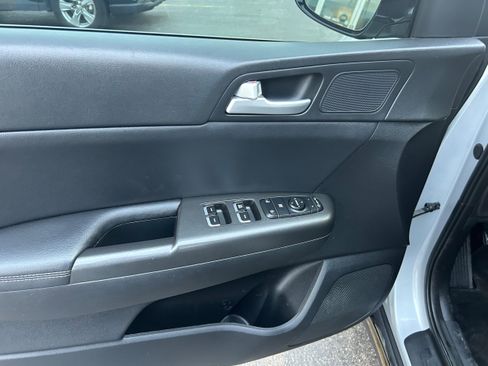 Used 2020 Kia Sportage S image 9