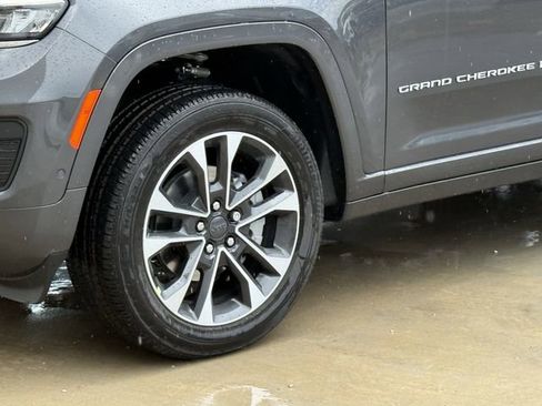 New 2025 Jeep Grand Cherokee Overland w/ Luxury Tech Group IV AWD/4WD image 9