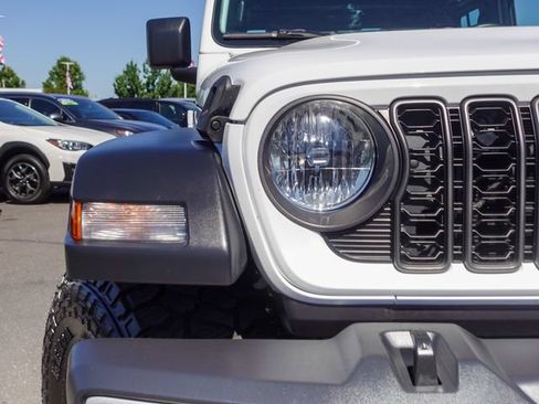 Used 2024 Jeep Gladiator Sport AWD/4WD image 5