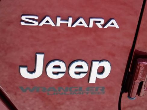Used 2022 Jeep Wrangler Unlimited Sahara w/ LED Lighting Group AWD/4WD image 8