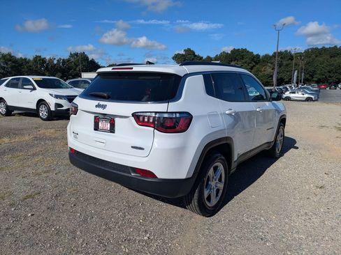 Used 2024 Jeep Compass Latitude AWD/4WD image 3