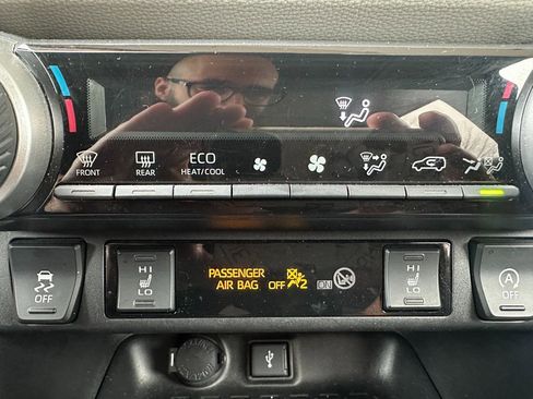 Used 2021 Toyota RAV4 XLE image 6