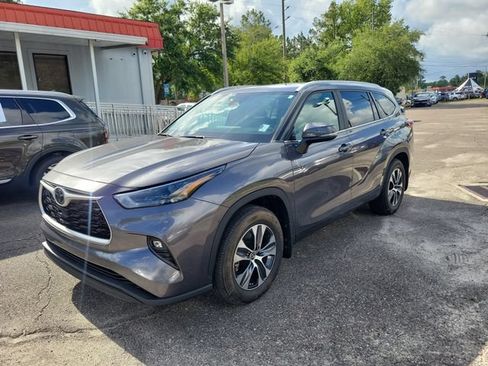 Used 2024 Toyota Highlander XLE FWD image 4