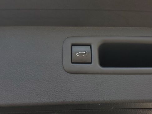 Used 2023 Toyota Highlander LE FWD image 9