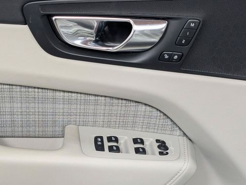 Used 2022 Volvo XC60 B5 Momentum AWD/4WD image 13