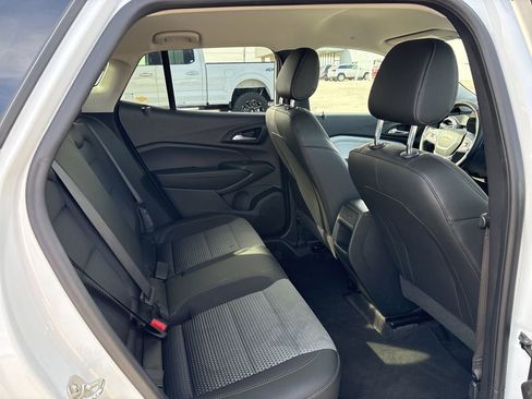 Used 2025 Chevrolet Trax LT w/ LT Convenience Package image 15