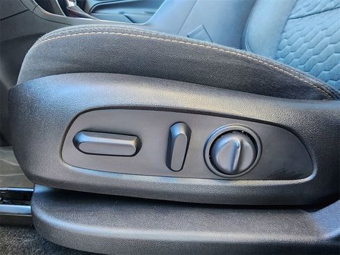 Used 2018 Chevrolet Equinox LT image 16