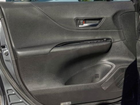 Used 2021 Toyota Venza LE image 18