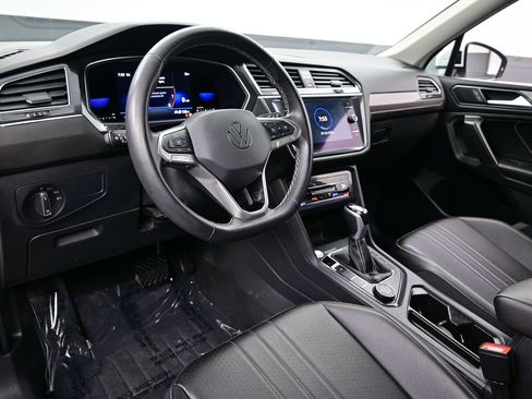 Used 2022 Volkswagen Tiguan SE w/ Panoramic Sunroof Package AWD/4WD image 13