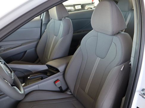 Used 2025 Hyundai Elantra SE image 14