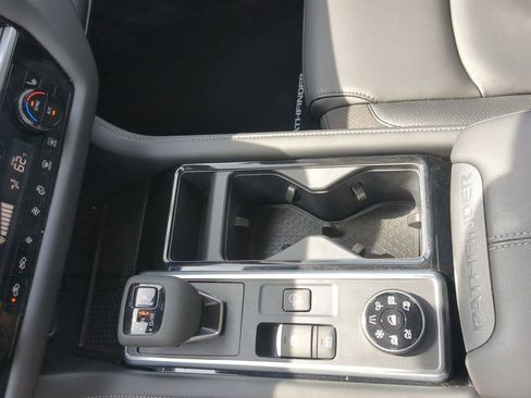 Used 2025 Nissan Pathfinder SL AWD/4WD image 18