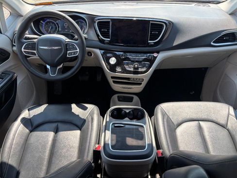 Used 2024 Chrysler Pacifica Touring-L FWD image 16