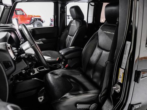 Used 2015 Jeep Wrangler Unlimited Rubicon w/ Connectivity Group AWD/4WD image 30