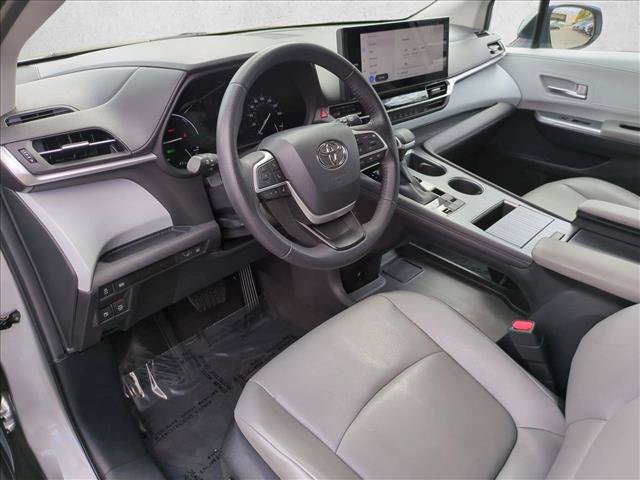 Used 2025 Toyota Sienna XLE FWD image 10