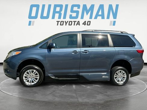 Used 2017 Toyota Sienna XLE Premium FWD image 4