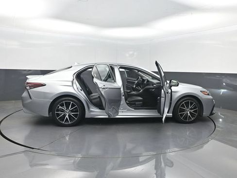 Used 2022 Toyota Camry SE FWD image 37