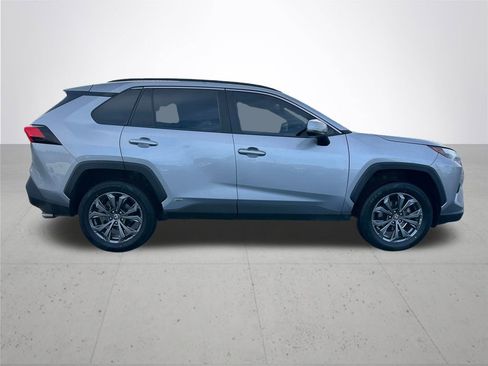 Used 2022 Toyota RAV4 XLE Premium image 6