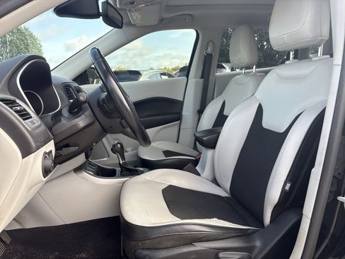 Used 2019 Jeep Compass Latitude w/ Popular Equipment Group FWD image 5