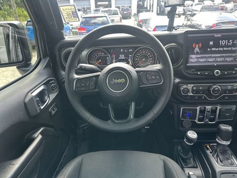 Used 2023 Jeep Gladiator Sport AWD/4WD image 24