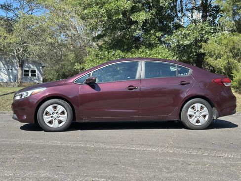 Used 2017 Kia Forte LX image 2