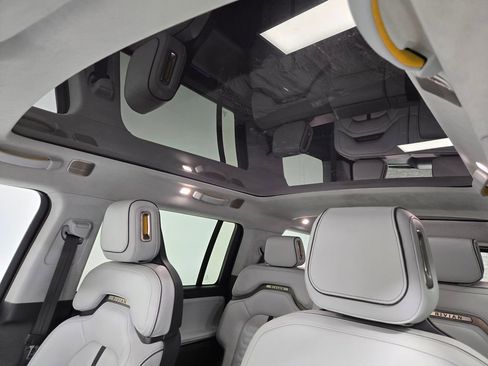 Used 2023 Rivian R1S Launch Edition image 9