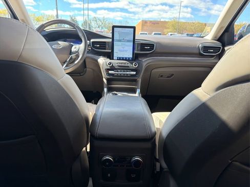 Used 2020 Ford Explorer Platinum w/ Premium Technology Package AWD/4WD image 18