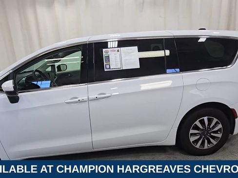 Used 2023 Chrysler Pacifica Touring-L FWD image 6