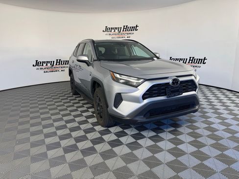 Used 2022 Toyota RAV4 XLE w/ Convenience Package image 8
