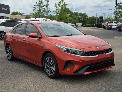 Used 2024 Kia Forte LXS w/ LXS Technology Package FWD image 3