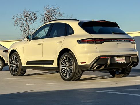 Used 2025 Porsche Macan image 3