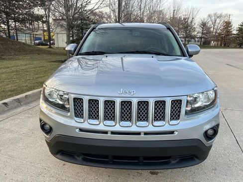 Used 2017 Jeep Compass Latitude image 2