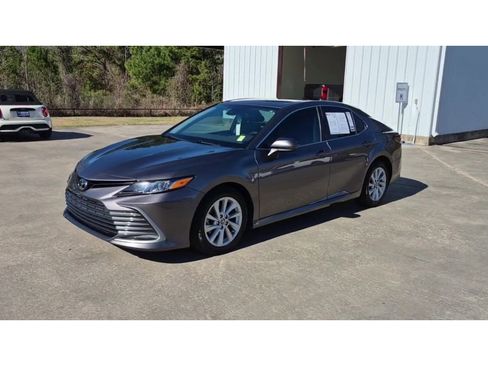 Used 2022 Toyota Camry LE image 4