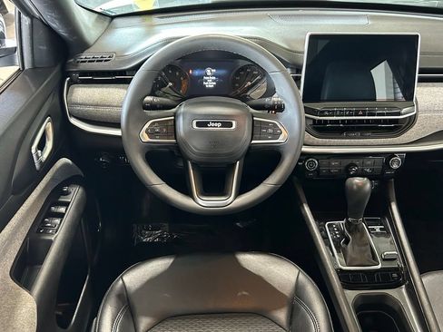 Used 2023 Jeep Compass Latitude w/ Sun and Sound Group AWD/4WD image 9