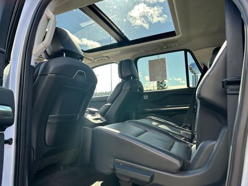 Used 2025 Lincoln Navigator L Reserve image 12