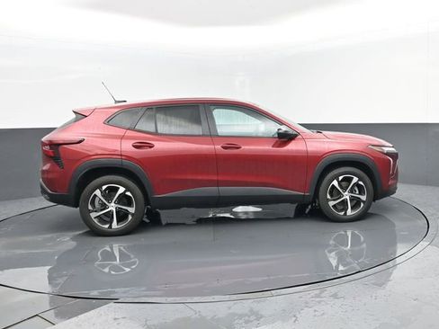 Used 2024 Chevrolet Trax RS w/ Sunroof Package FWD image 4