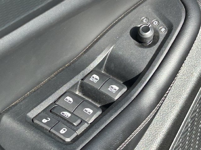 Used 2023 Jeep Grand Cherokee Laredo AWD/4WD image 27