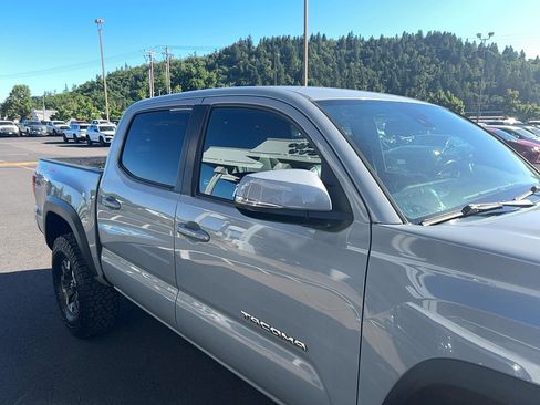 Used 2019 Toyota Tacoma TRD Off-Road AWD/4WD image 16