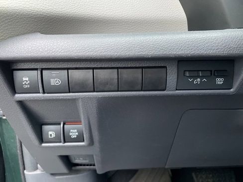 Used 2021 Toyota Sienna XLE image 18