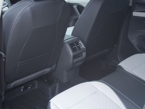 Certified 2025 Volkswagen Tiguan SE FWD image 19