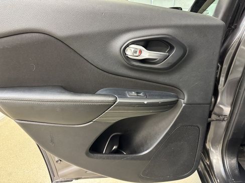 Used 2016 Jeep Cherokee Latitude w/ Safety/Convenience Group image 14