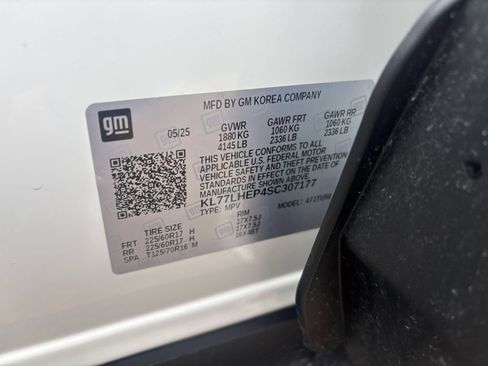 Used 2025 Chevrolet Trax LT FWD image 27