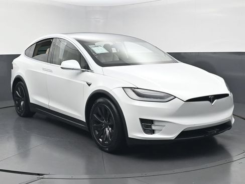 Used 2018 Tesla Model X 75D AWD/4WD image 3
