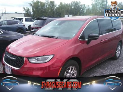 Used 2025 Chrysler Pacifica Select