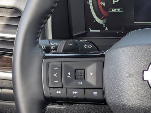 Used 2025 Nissan Rogue Platinum image 27