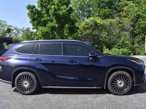 Used 2021 Toyota Highlander Platinum AWD/4WD image 2